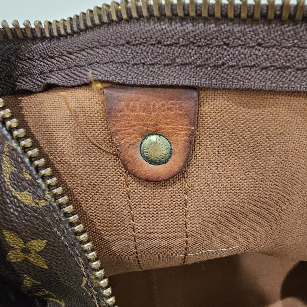 Authentic LV Keepall Bandoulière 50 in Good Condition in Classic Monogram - Picture 14 of 15